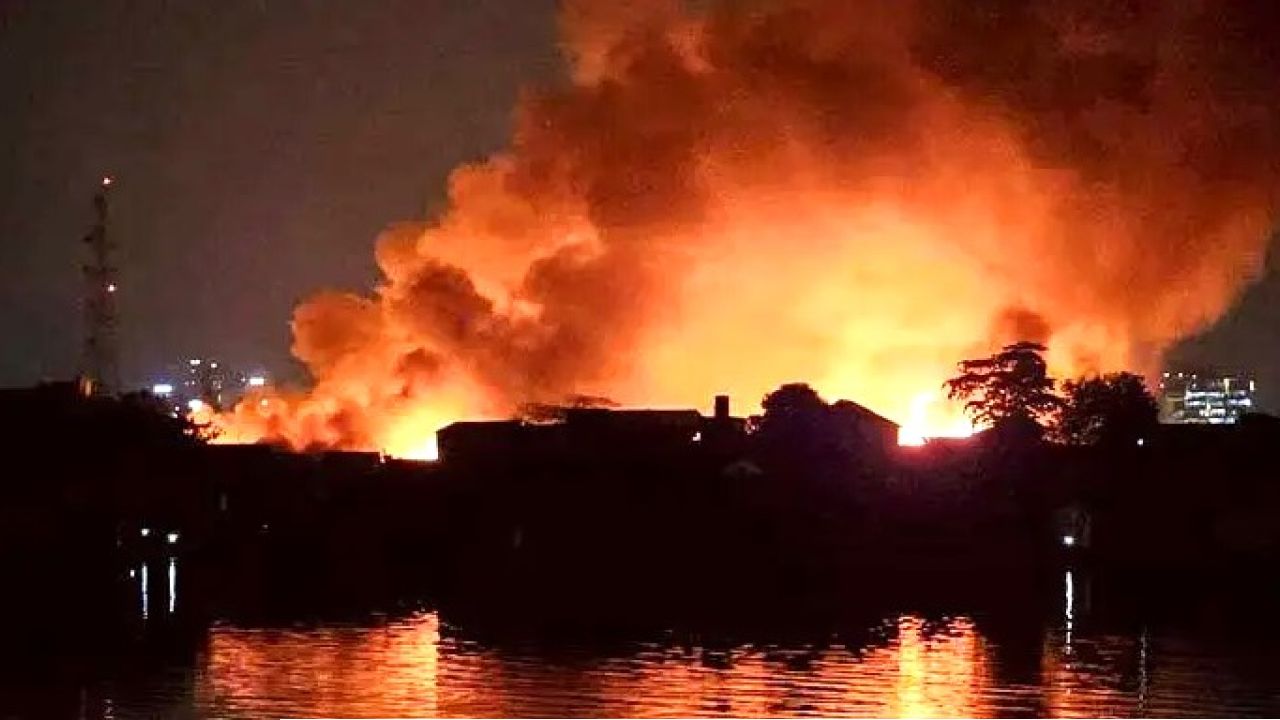 কড়াইল বস্তিতে ভয়াবহ অগ্নিকাণ্ড নিয়ন্ত্রণে ফায়ার সার্ভিসের ১১ ইউনিট