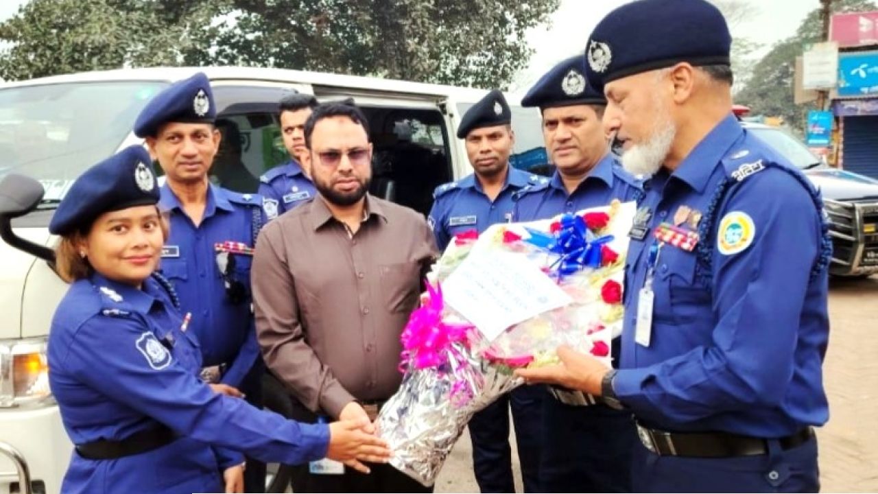 বরিশালে নবাগত পুলিশ সুপারকে গৌরনদীতে ফুলের শুভেচ্ছা