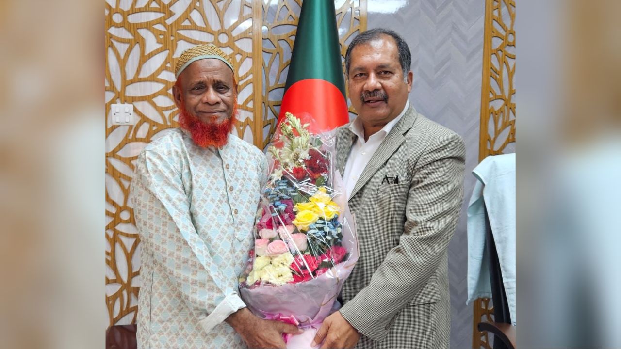 তথ্য মন্ত্রীর সঙ্গে বীর মুক্তিযোদ্ধা সরোয়ার আলম বিপ্লবের সৌজন্য সাক্ষাৎ