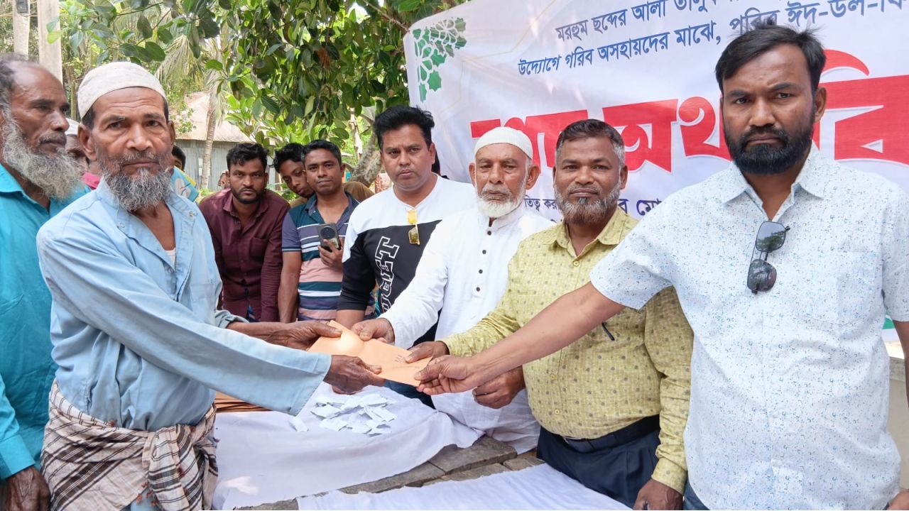 গৌরনদীতে ছব্দের আলী স্মৃতি ফাউন্ডেশনের উদ্যোগে নগদ অর্থ বিতরণ