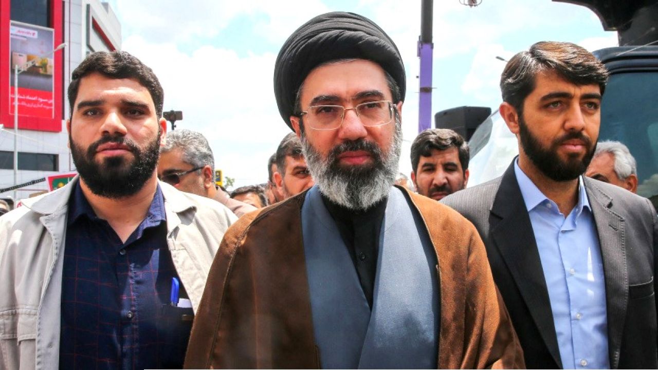 বাগানে হাঁটতে গিয়ে প্রাণে বাঁচলেন মুজতবা খামেনি