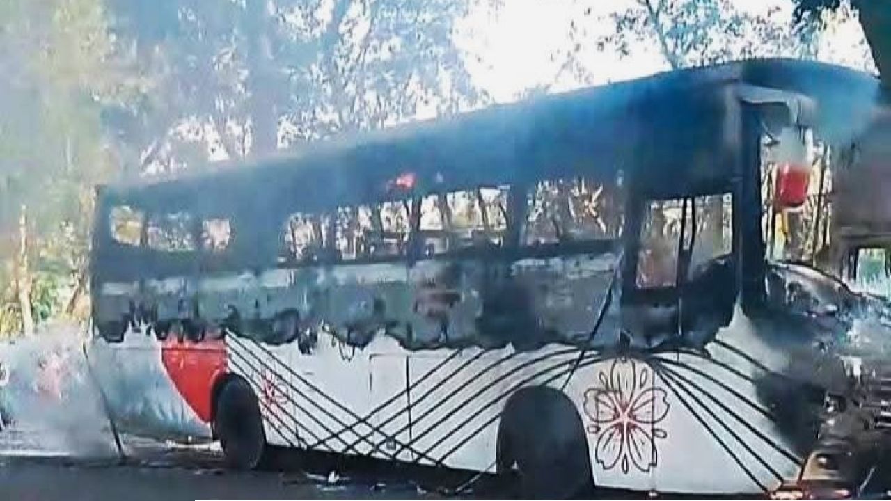 ঢাকা-বরিশাল মহাসড়কে চলন্ত সাকুরা পরিবহনে ভয়াবহ অগ্নিকাণ্ড, নিহত ১