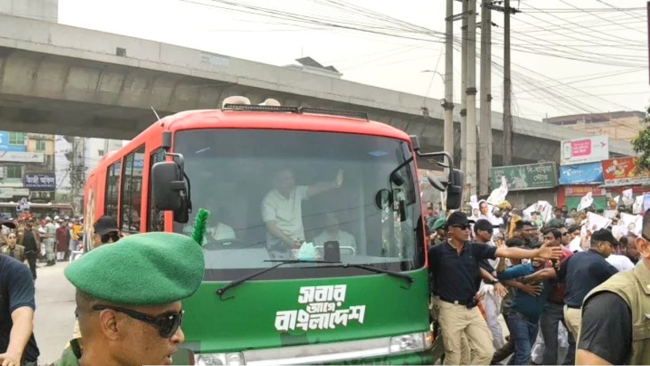 নির্বাচনী প্রচারের বাসে টাঙ্গাইলের পথে প্রধানমন্ত্রী