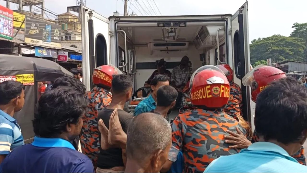 গৌরনদীতে লাশবাহী অ্যাম্বুলেন্সের সঙ্গে ইজিবাইকের সংঘর্ষ, আহত ৭