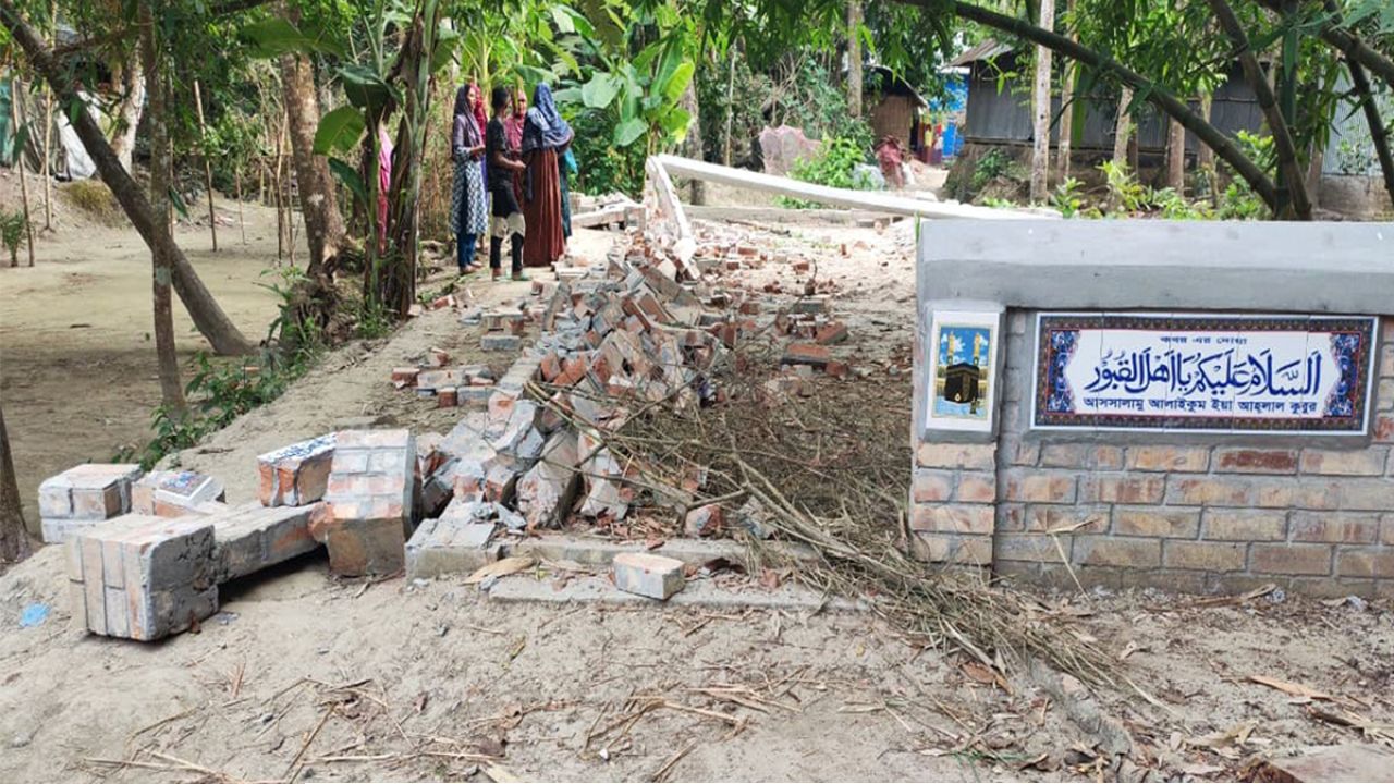 গৌরনদীর খাঞ্জাপুরে গভীর রাতে পারিবারিক গোরস্থান ভাঙল দুর্বৃত্তরা