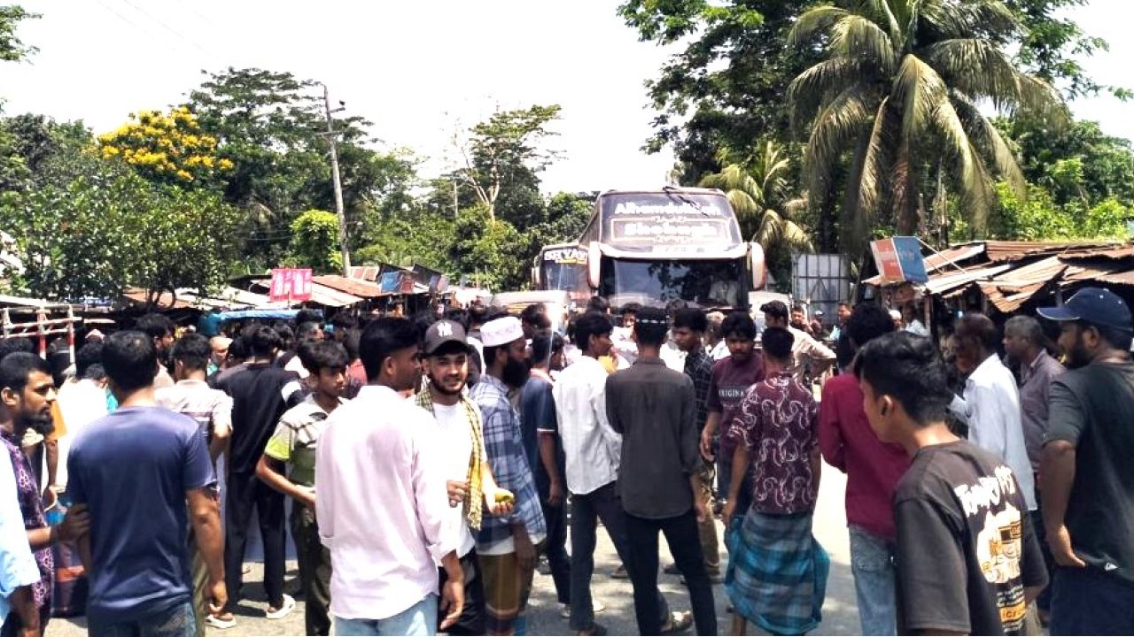 গৌরনদীতে ভ্যান চালক মঞ্জু বেপারী হ/ত্যা, খু-নি-দের গ্রে/প্তারের দাবিতে মহাসড়ক অবরোধ
