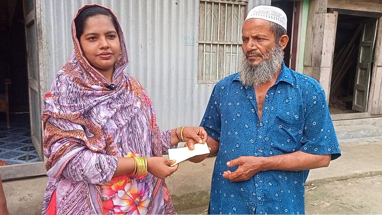 গৌরনদীতে বিএনপি মহিলা দল নেত্রী পাপিয়া বেগমের ঈদ উপহার বিতরণ