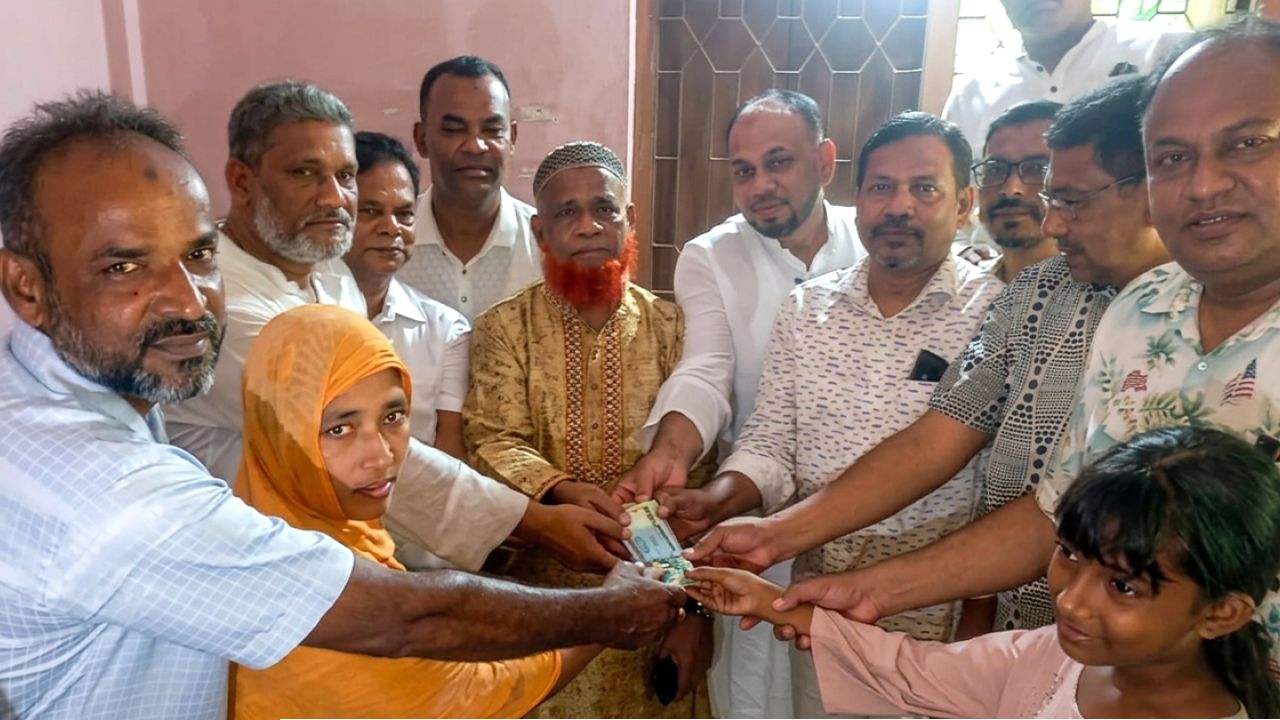 গৌরনদীতে জহির উদ্দিন স্বপনের পক্ষ থেকে কামাল লস্করের পরিবারকে সহায়তা প্রদান