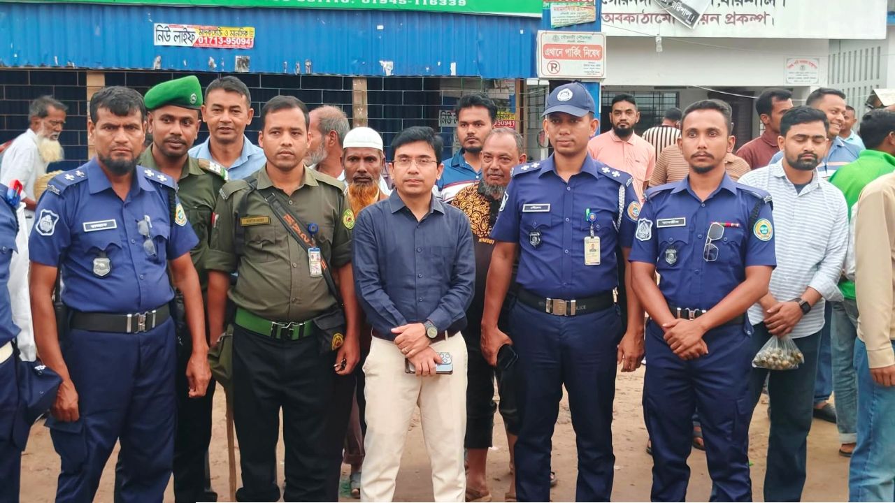 গৌরনদী বাসস্ট্যান্ডে ঈদযাত্রা নির্বিঘ্ন রাখতে মাঠে ইউএনও ইব্রাহিম