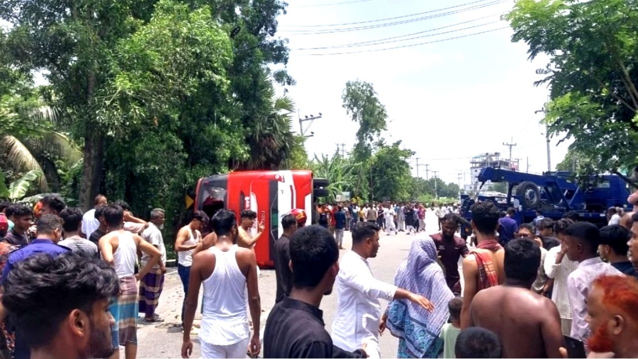 গোপালগঞ্জে বাস-মোটরসাইকেল সং'ঘ'র্ষে নি/হত ৫, আ-হ-ত ২৫