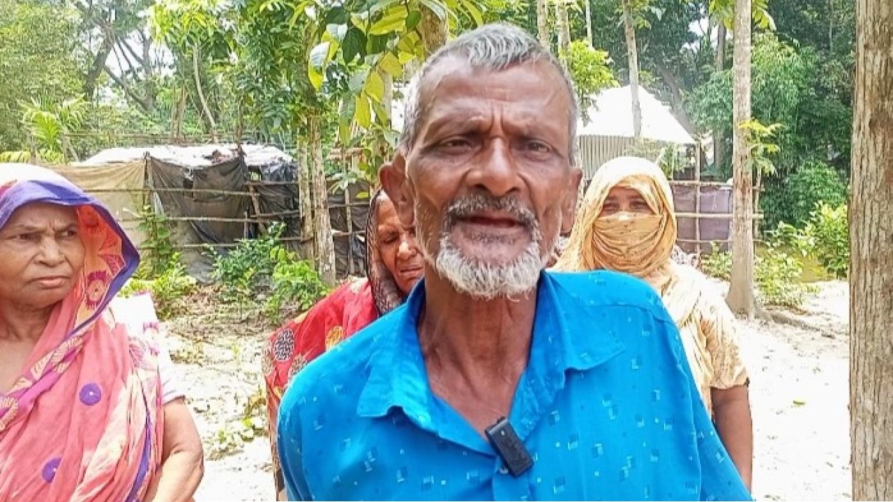 আদালতের রায় মিললেও জমি বুঝে পাচ্ছেন না রহিম ঘরামী, প্রশাসনের হস্তক্ষেপ কামনা