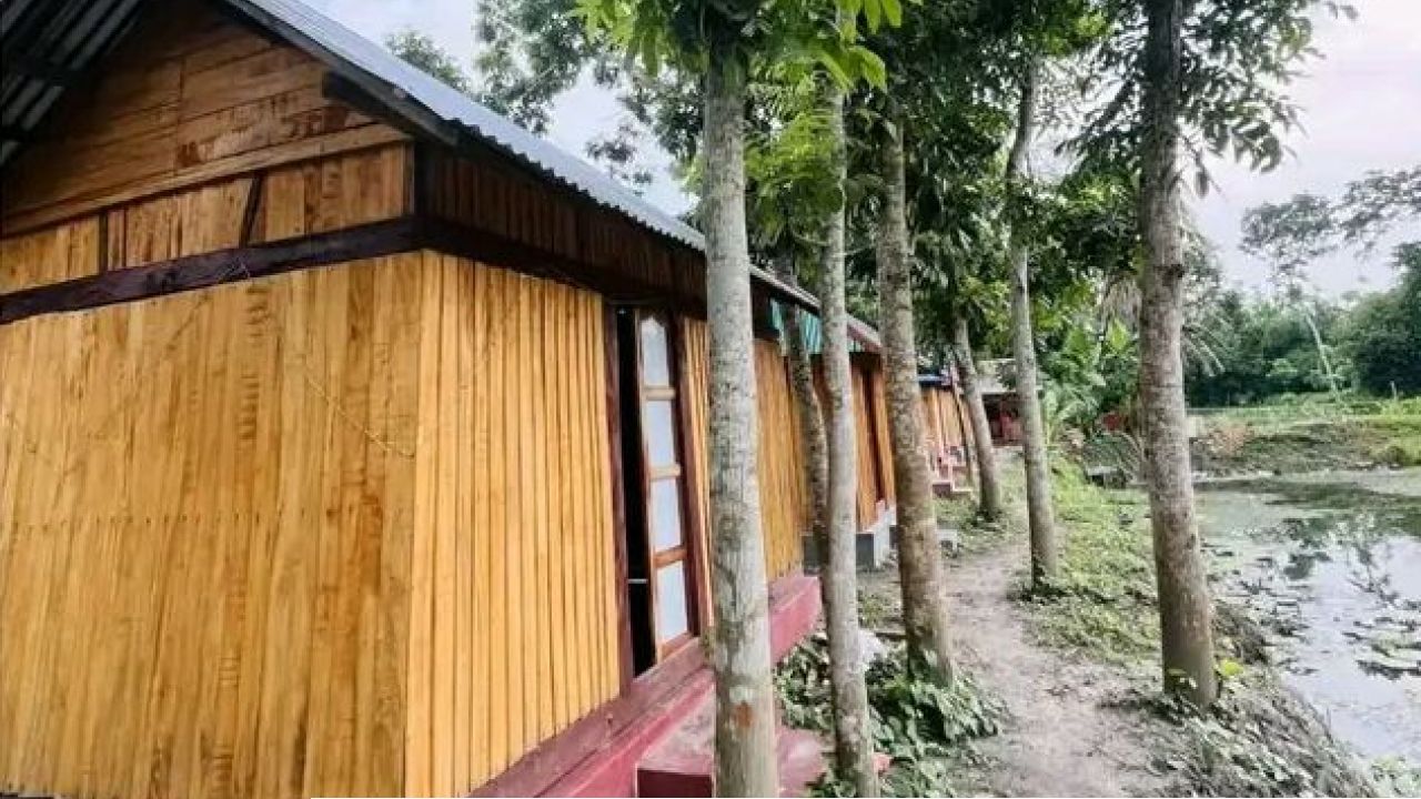 উজিরপুরে ময়না শিশু পার্কে টোঙ ঘর নির্মাণ, স্থানীয়দের নানা প্রশ্ন